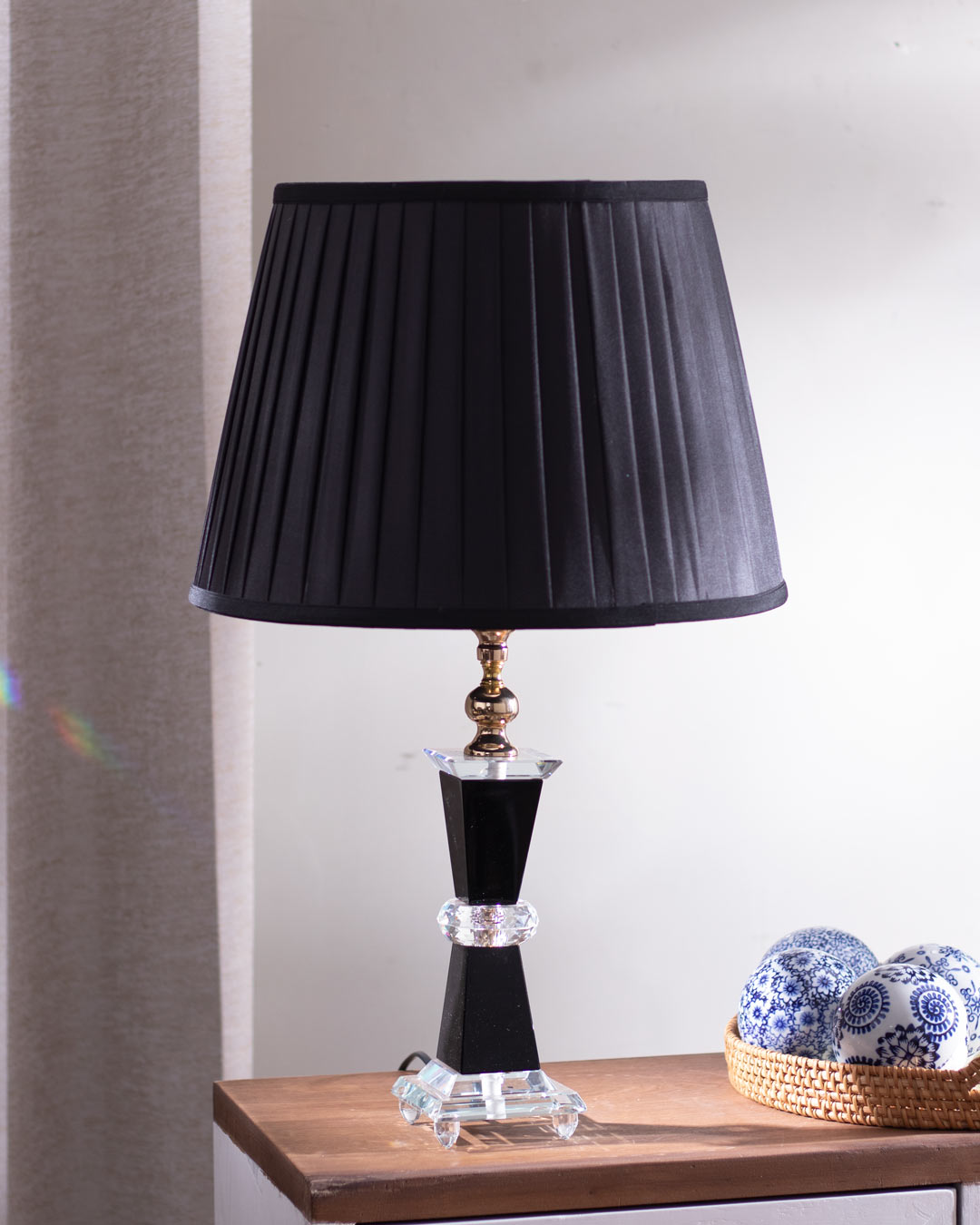 Shimmering Elegance: Crystal Table Lamp