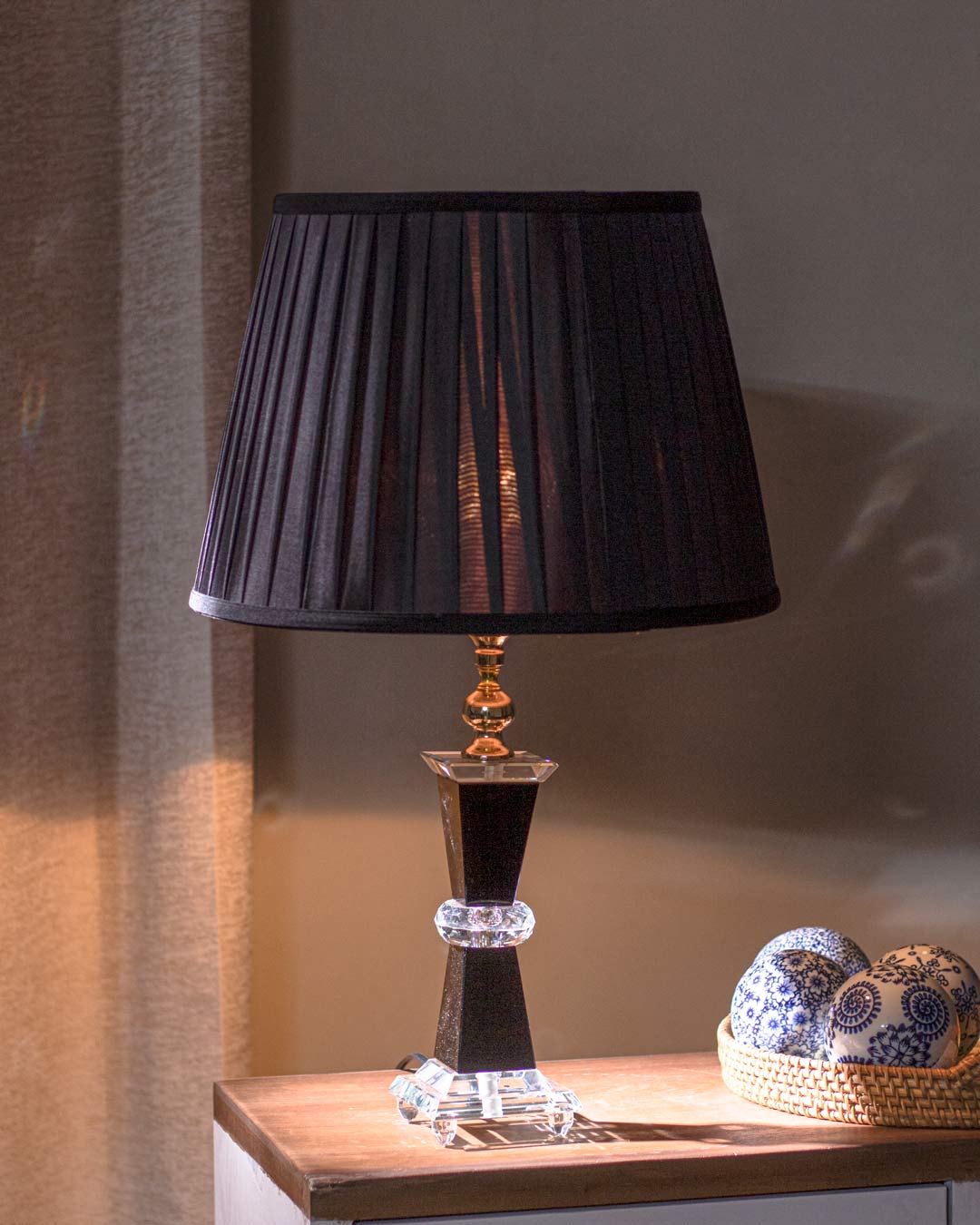 Shimmering Elegance: Crystal Table Lamp